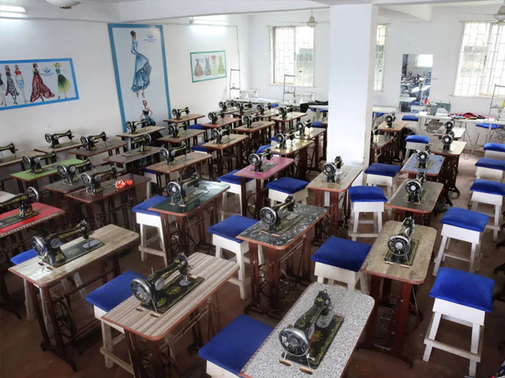 Sewing machines and workspaces for practical fashion learning.
